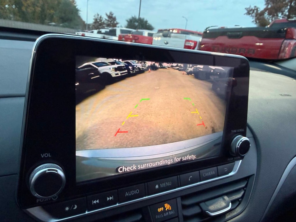 Nissan Altima Vehicle Full-screen Gallery Image 27