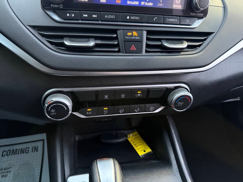 Nissan Altima Vehicle Full-screen Gallery Image 28