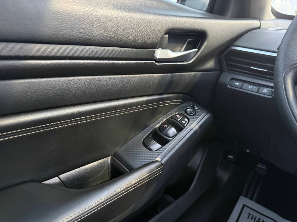 Nissan Altima Vehicle Full-screen Gallery Image 31