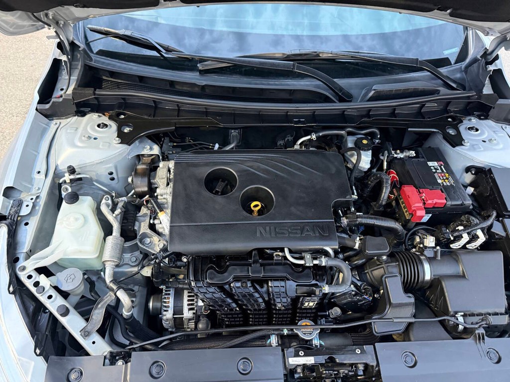 Nissan Altima Vehicle Full-screen Gallery Image 34