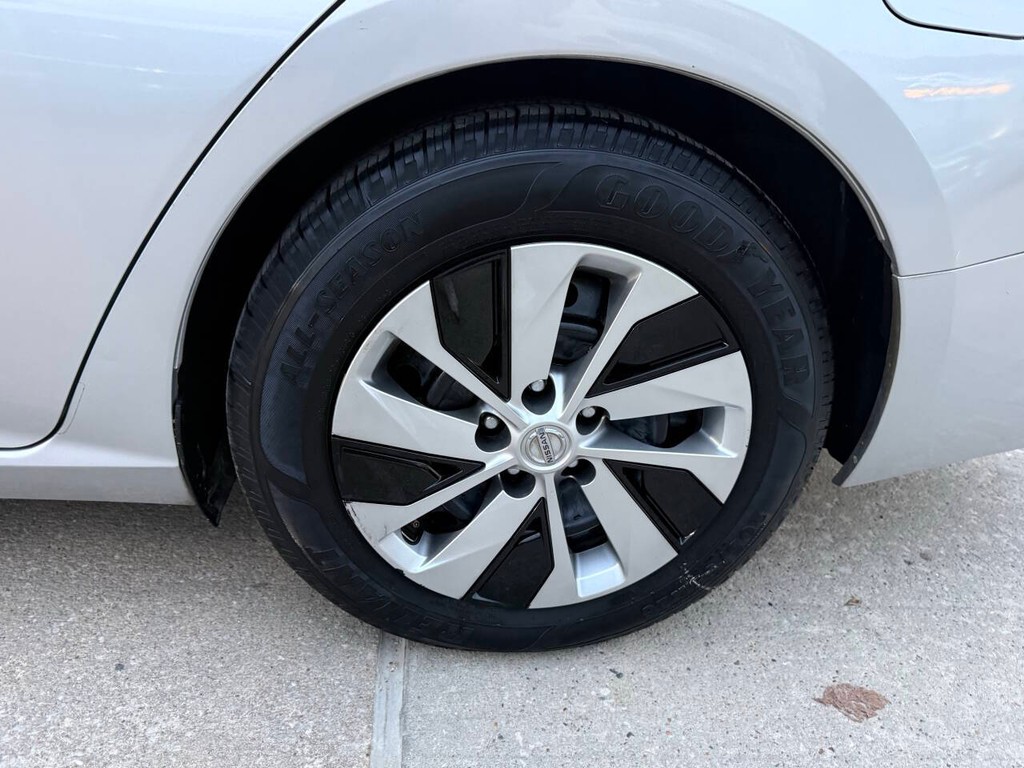 Nissan Altima Vehicle Full-screen Gallery Image 35