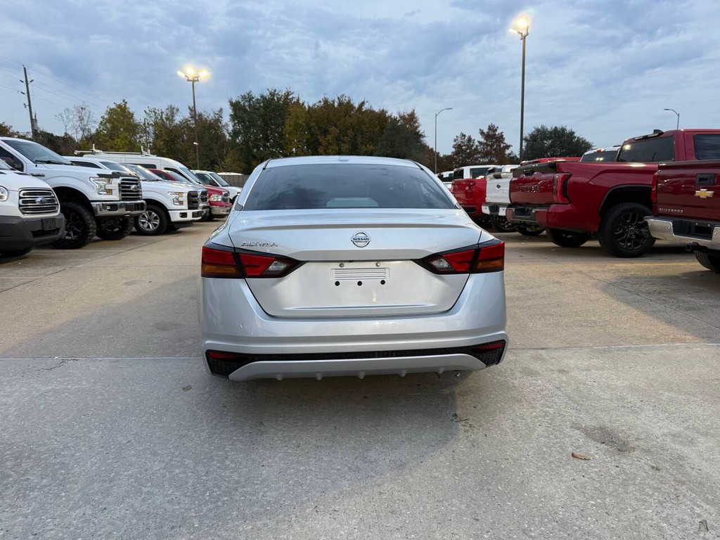 Nissan Altima Vehicle Full-screen Gallery Image 36