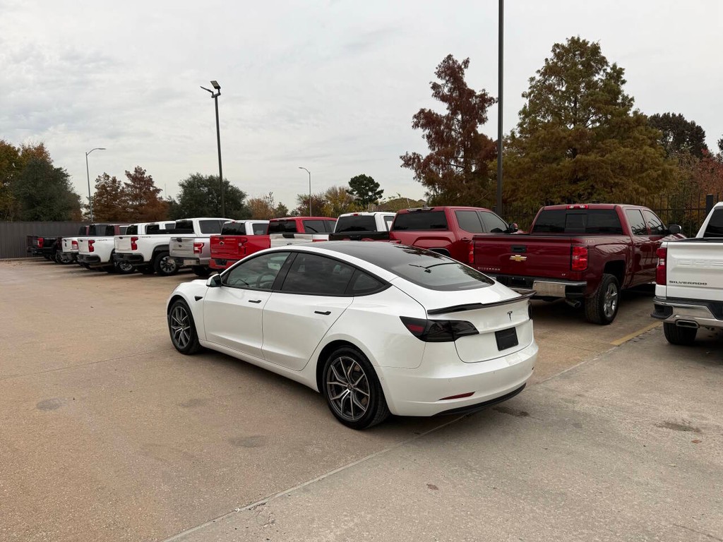Tesla Model 3 Vehicle Full-screen Gallery Image 04
