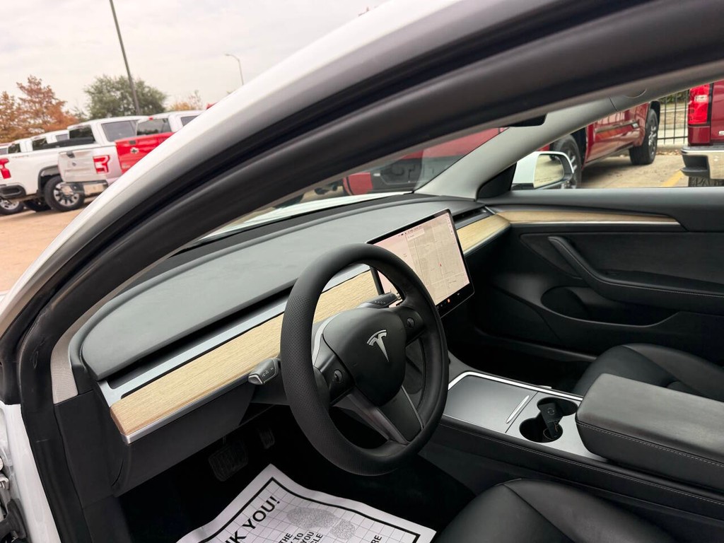 Tesla Model 3 Vehicle Full-screen Gallery Image 06