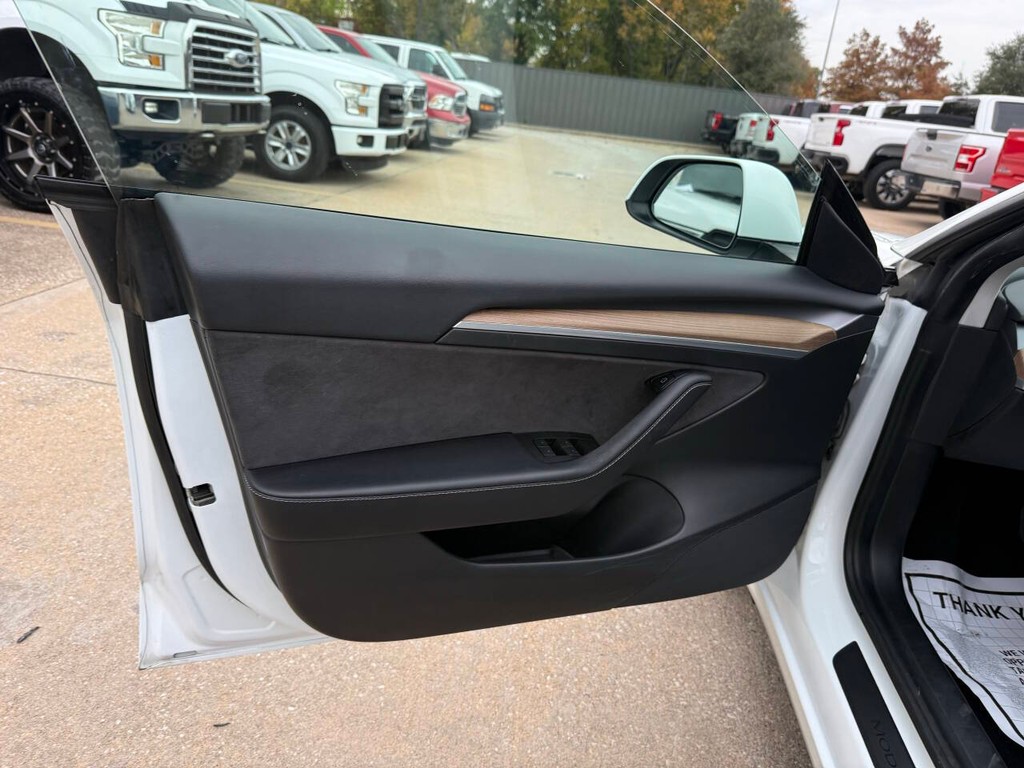 Tesla Model 3 Vehicle Full-screen Gallery Image 08