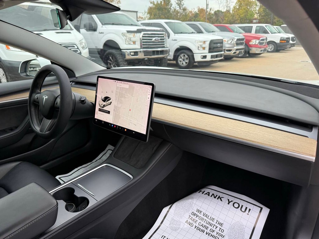 Tesla Model 3 Vehicle Full-screen Gallery Image 09