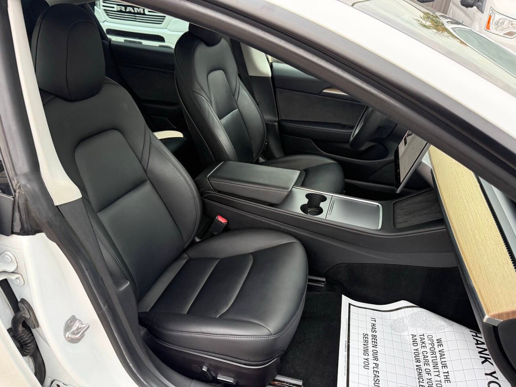 Tesla Model 3 Vehicle Full-screen Gallery Image 10