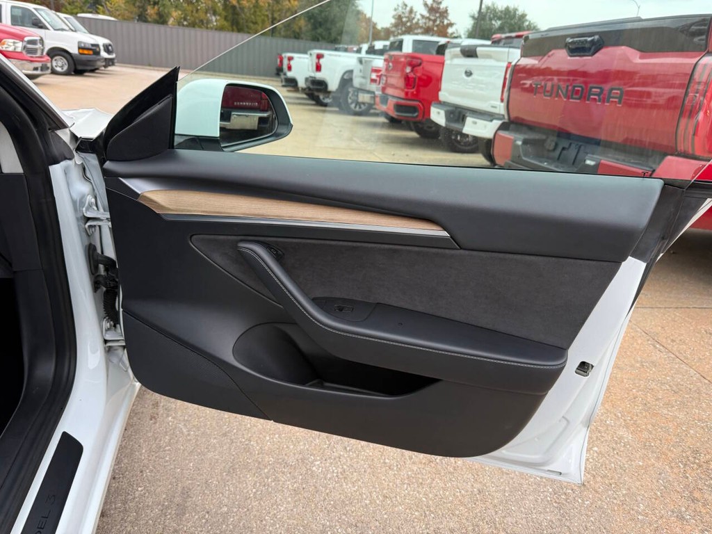 Tesla Model 3 Vehicle Full-screen Gallery Image 11