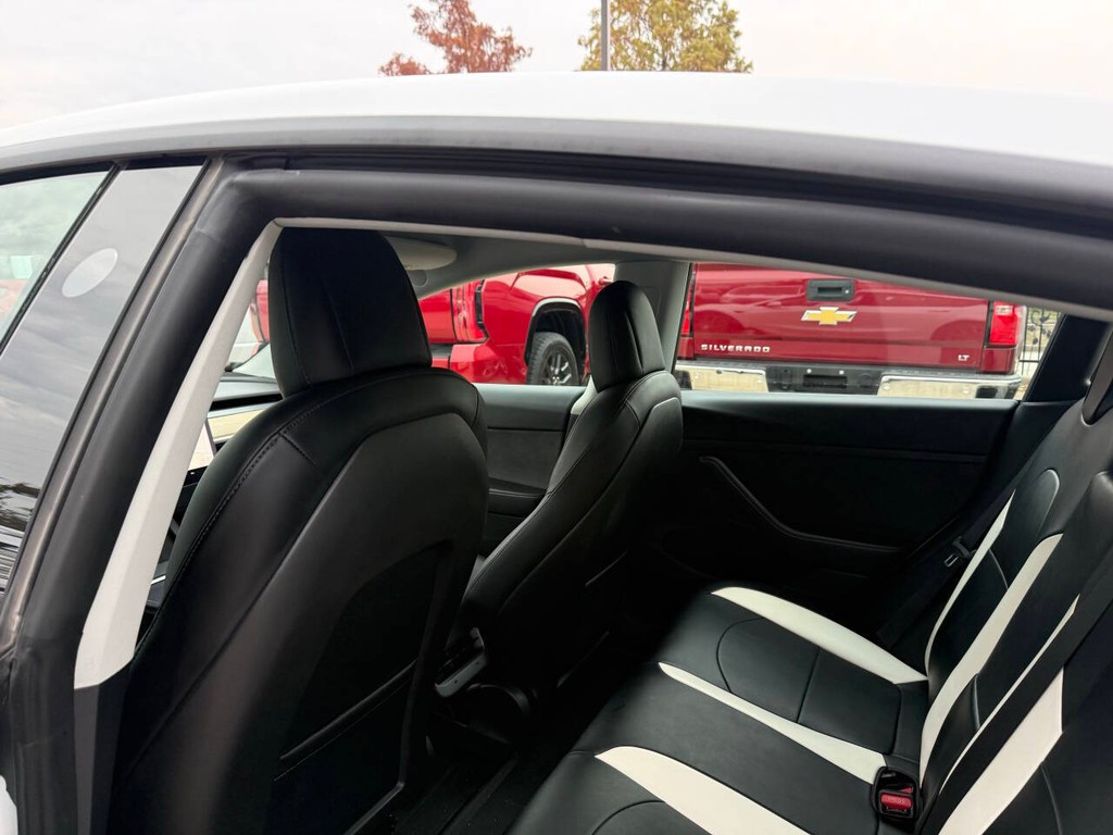 Tesla Model 3 Vehicle Full-screen Gallery Image 12