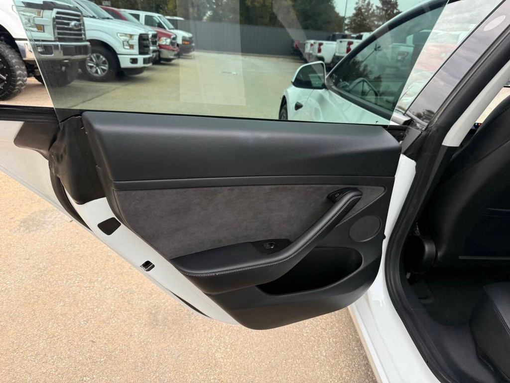 Tesla Model 3 Vehicle Full-screen Gallery Image 14