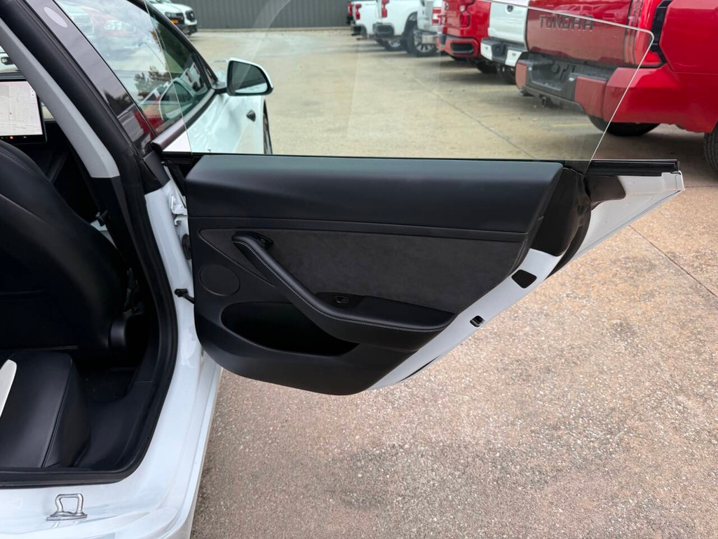 Tesla Model 3 Vehicle Full-screen Gallery Image 16