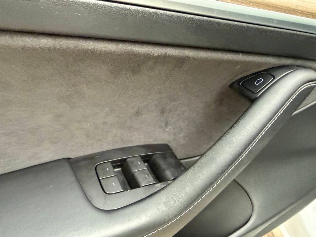 Tesla Model 3 Vehicle Full-screen Gallery Image 30