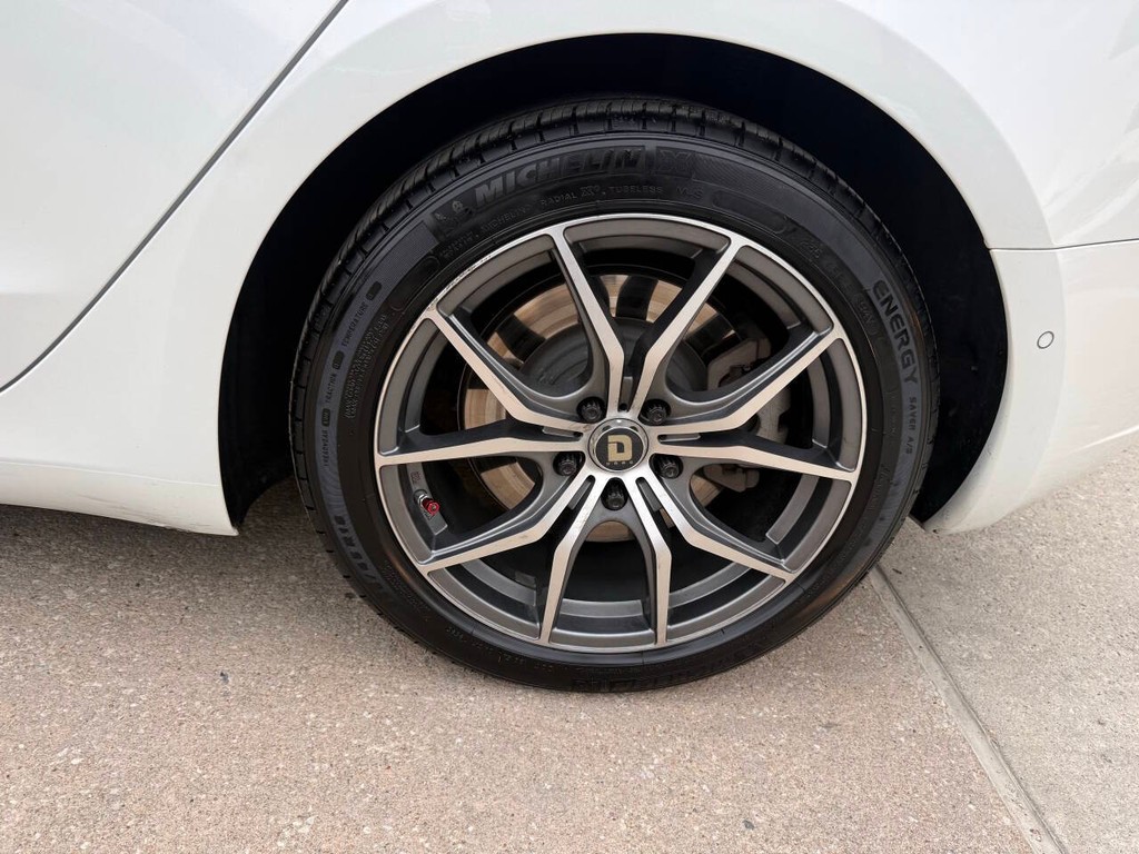 Tesla Model 3 Vehicle Full-screen Gallery Image 33