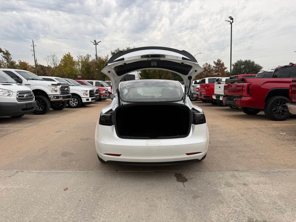 Tesla Model 3 Vehicle Full-screen Gallery Image 34