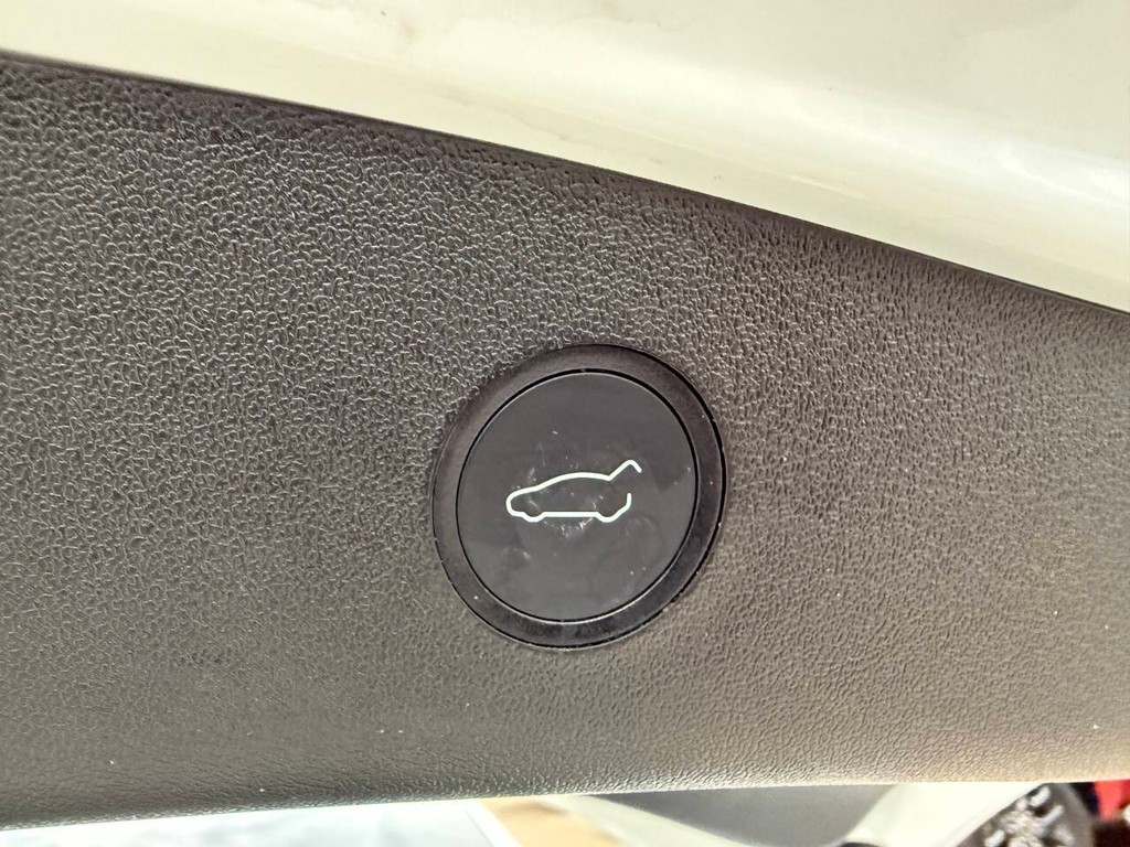 Tesla Model 3 Vehicle Full-screen Gallery Image 35