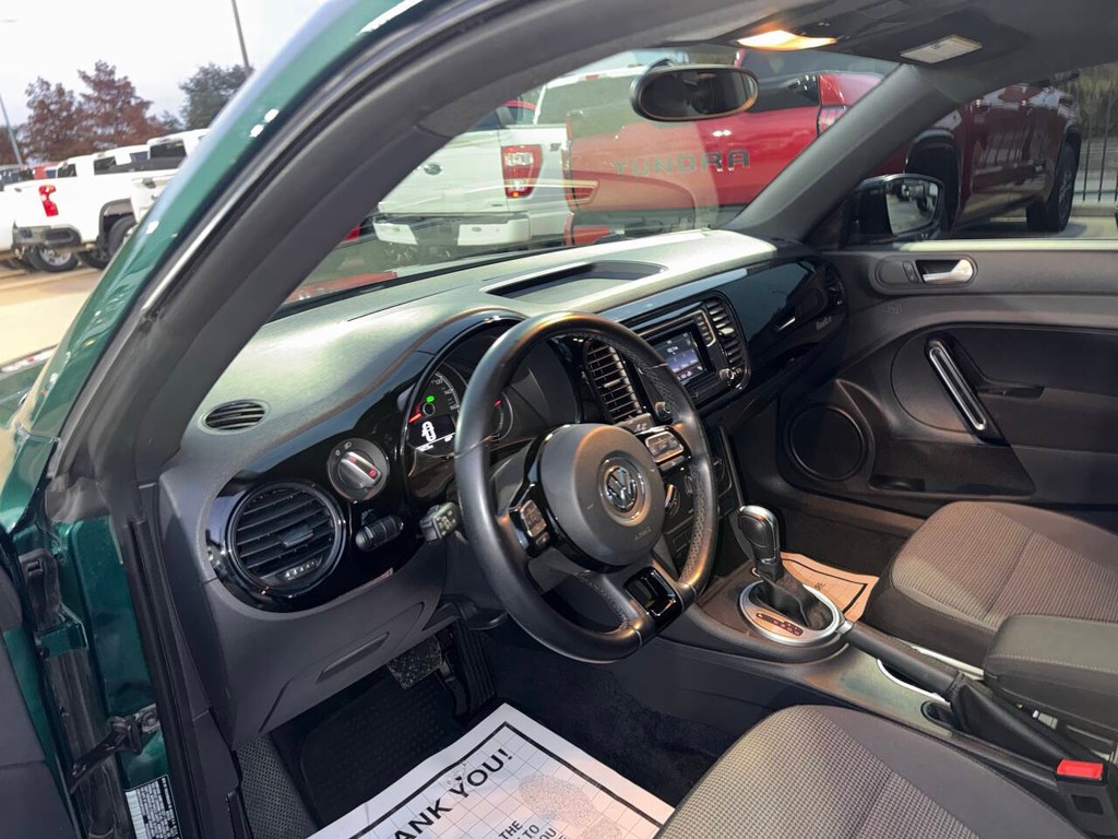 Volkswagen Beetle Vehicle Full-screen Gallery Image 06