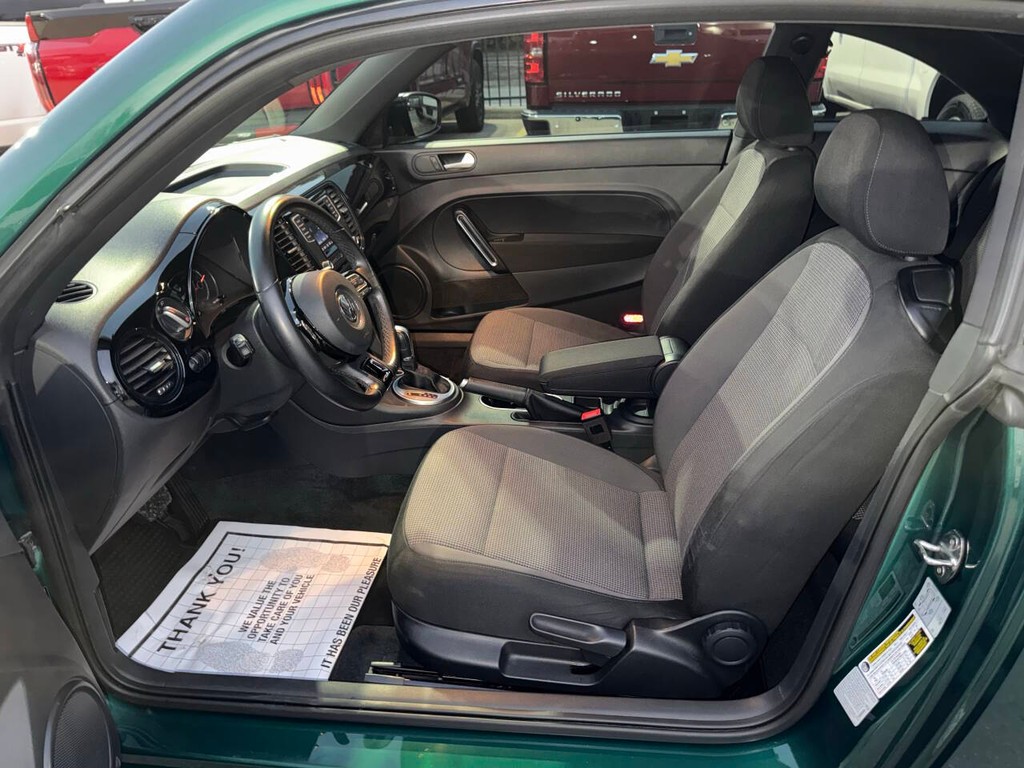 Volkswagen Beetle Vehicle Full-screen Gallery Image 07