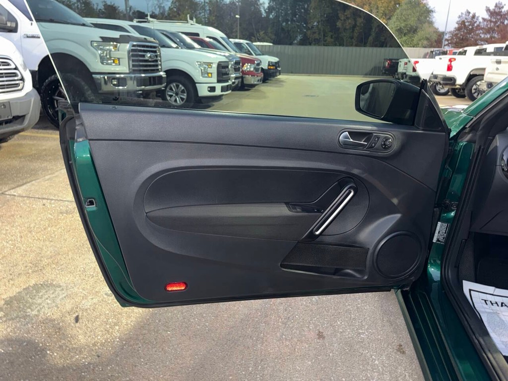 Volkswagen Beetle Vehicle Full-screen Gallery Image 09