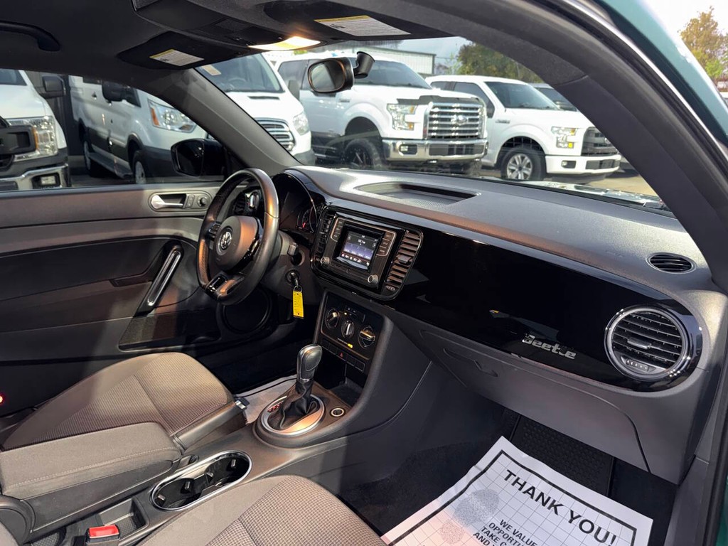 Volkswagen Beetle Vehicle Full-screen Gallery Image 10