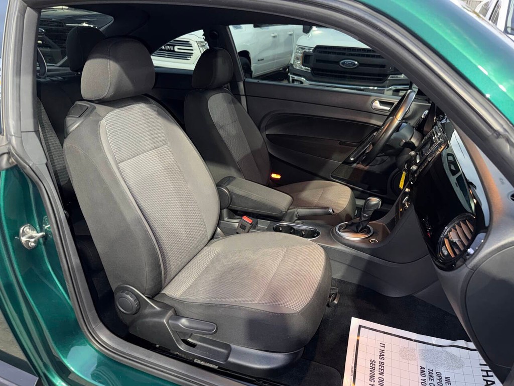 Volkswagen Beetle Vehicle Full-screen Gallery Image 11