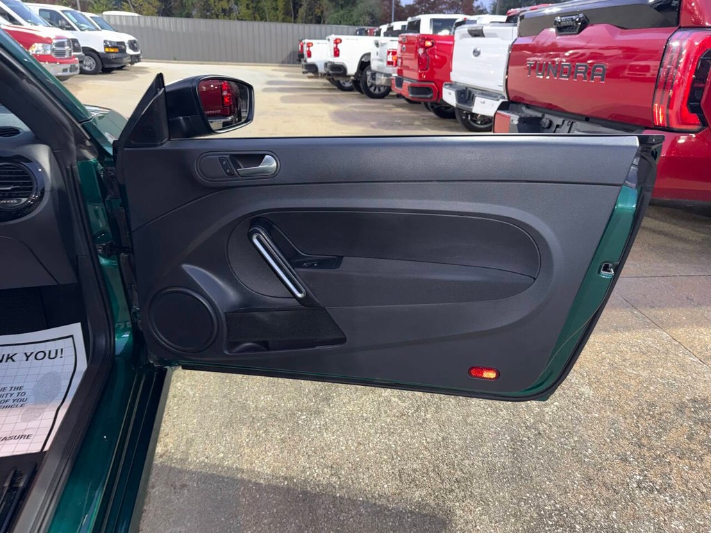 Volkswagen Beetle Vehicle Full-screen Gallery Image 13