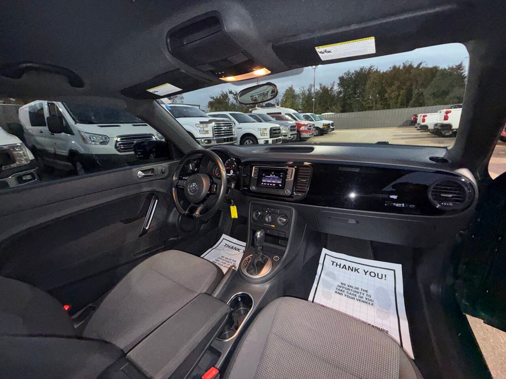 Volkswagen Beetle Vehicle Full-screen Gallery Image 15