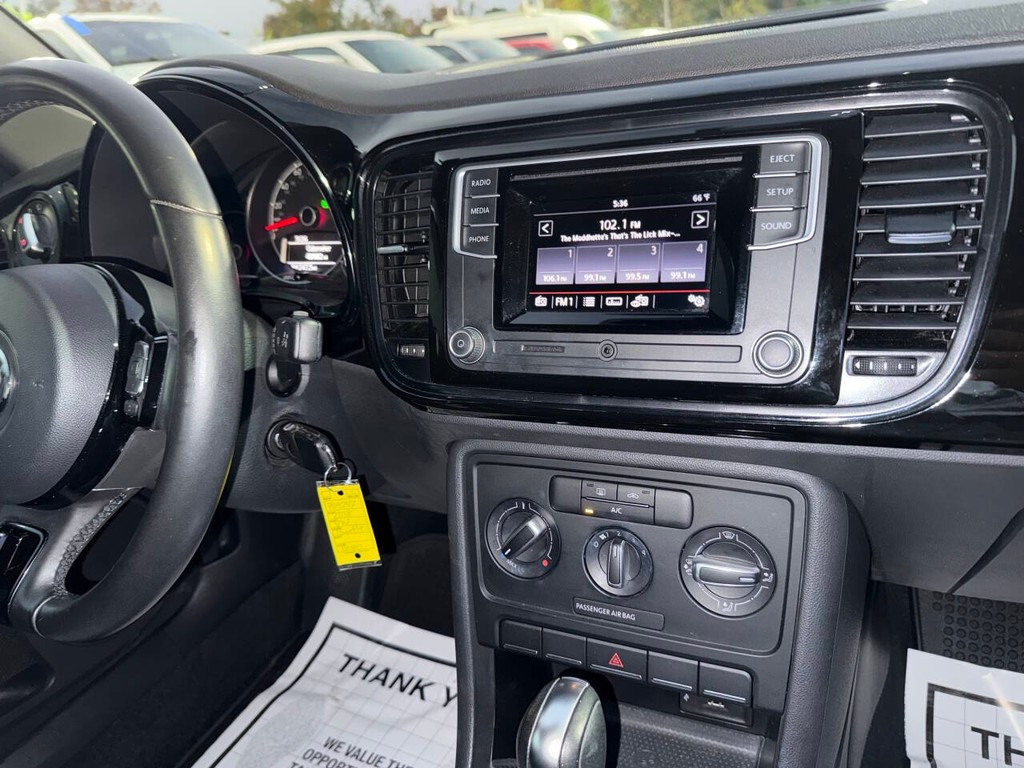 Volkswagen Beetle Vehicle Full-screen Gallery Image 19