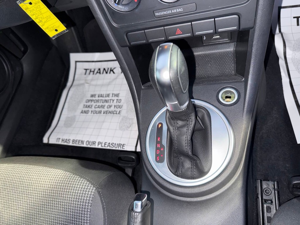 Volkswagen Beetle Vehicle Full-screen Gallery Image 23