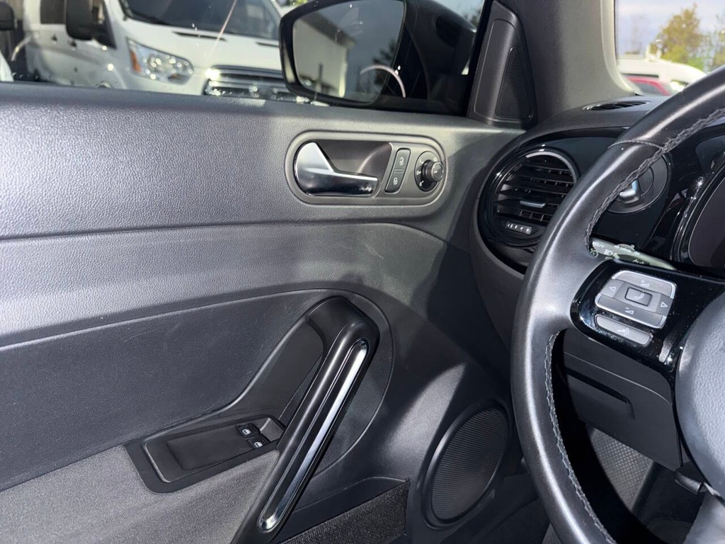 Volkswagen Beetle Vehicle Full-screen Gallery Image 24