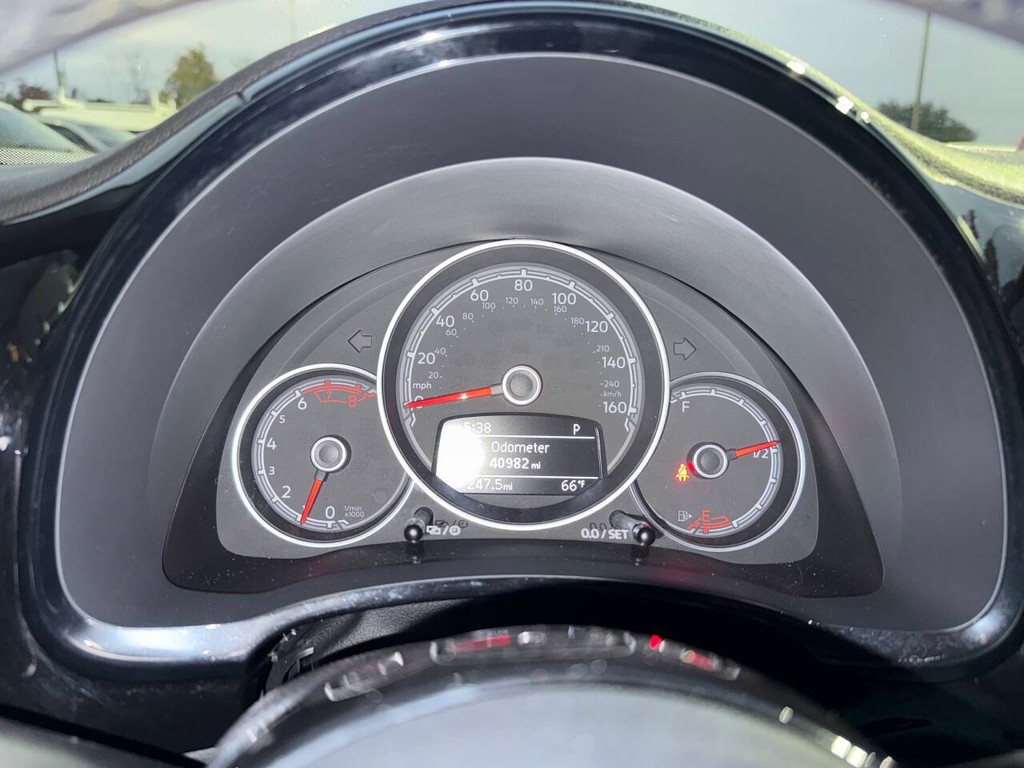 Volkswagen Beetle Vehicle Full-screen Gallery Image 25