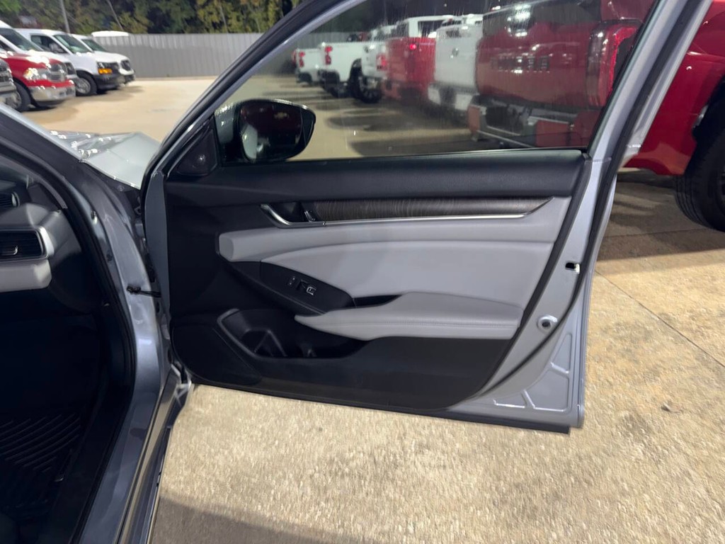 Honda Accord Sedan Vehicle Full-screen Gallery Image 11