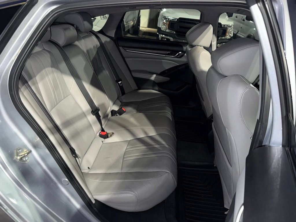 Honda Accord Sedan Vehicle Full-screen Gallery Image 16