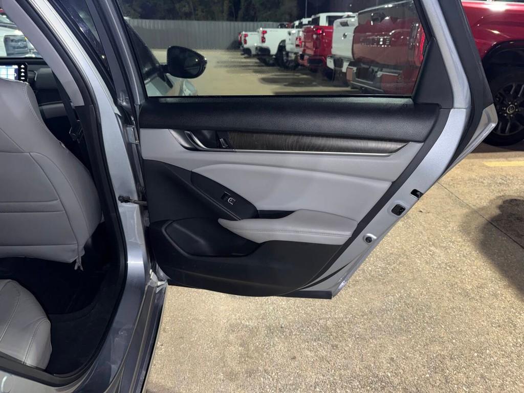 Honda Accord Sedan Vehicle Full-screen Gallery Image 17