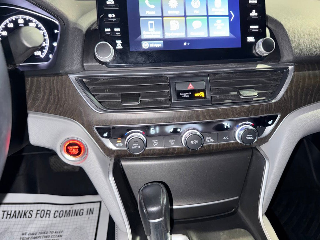 Honda Accord Sedan Vehicle Full-screen Gallery Image 28