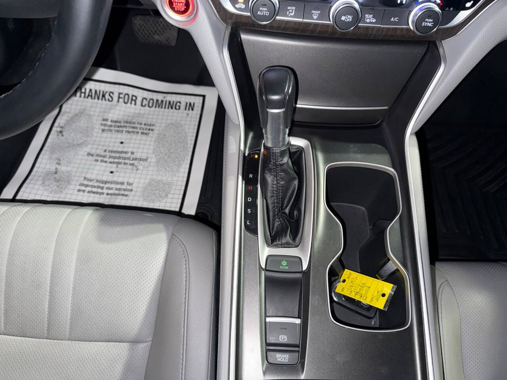 Honda Accord Sedan Vehicle Full-screen Gallery Image 29