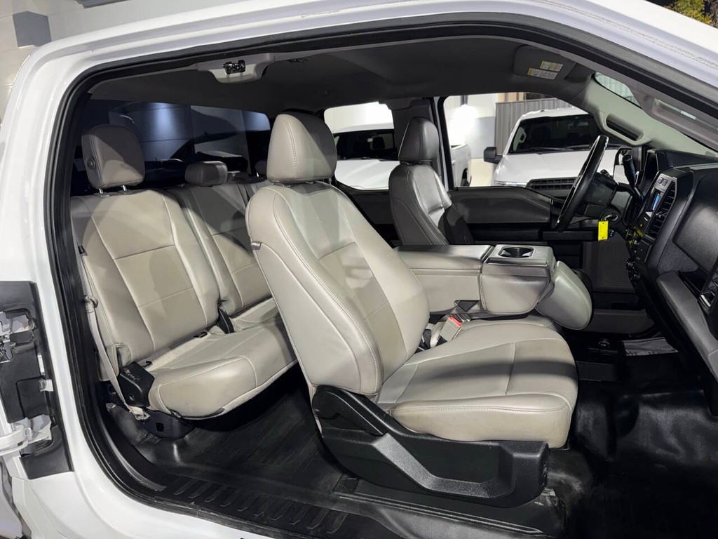 Ford F-150 Vehicle Full-screen Gallery Image 14