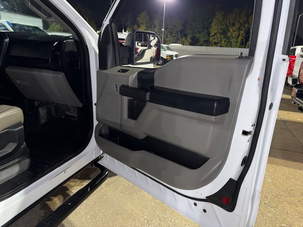 Ford F-150 Vehicle Full-screen Gallery Image 15