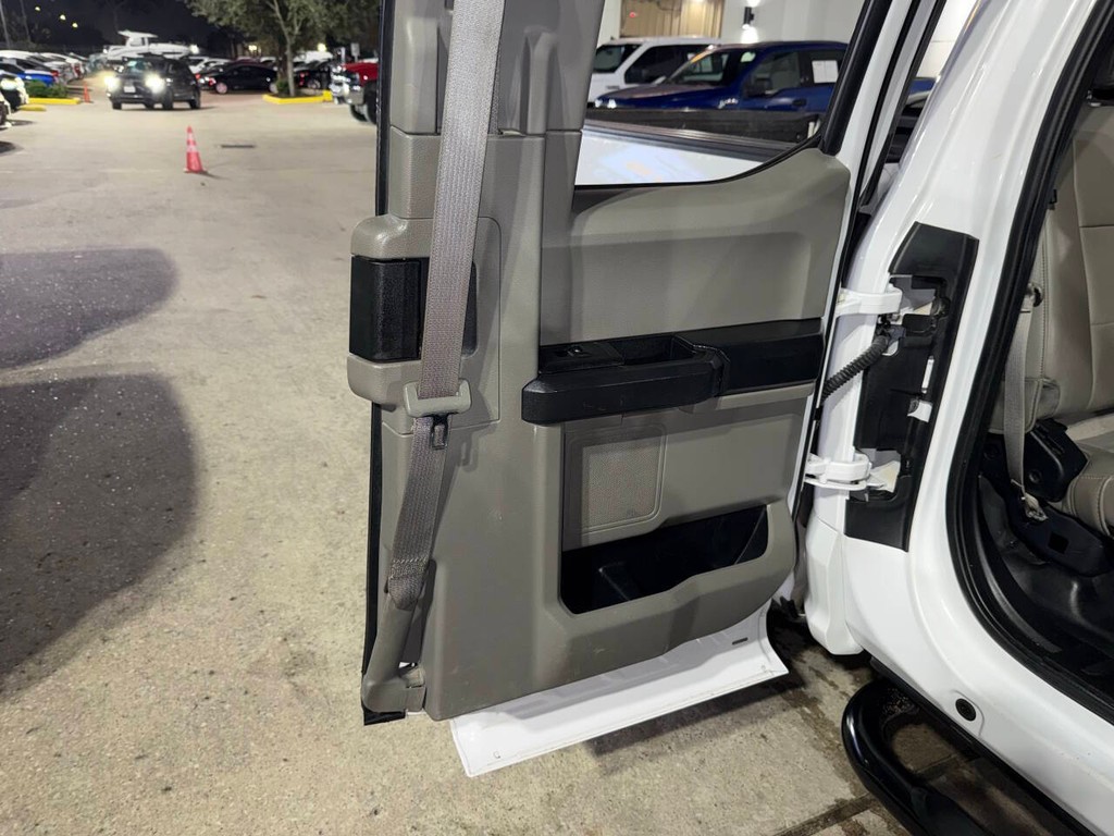 Ford F-150 Vehicle Full-screen Gallery Image 18