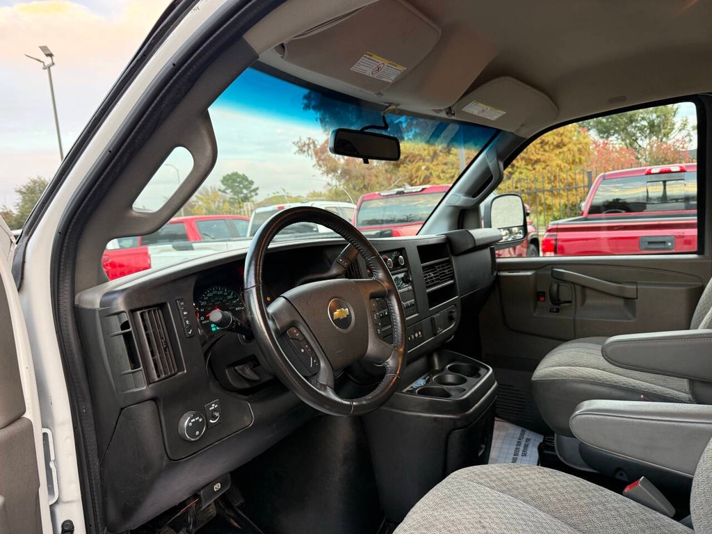 Chevrolet Express Cargo Van Vehicle Full-screen Gallery Image 06