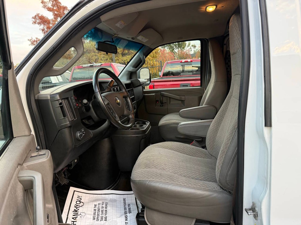 Chevrolet Express Cargo Van Vehicle Full-screen Gallery Image 07