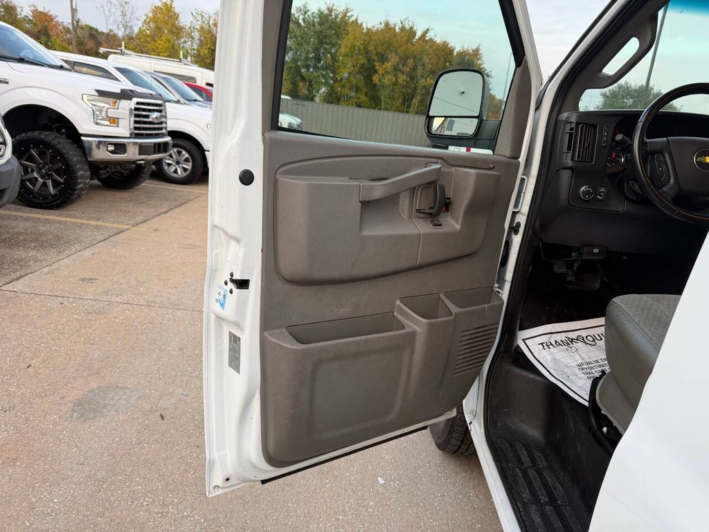 Chevrolet Express Cargo Van Vehicle Full-screen Gallery Image 08