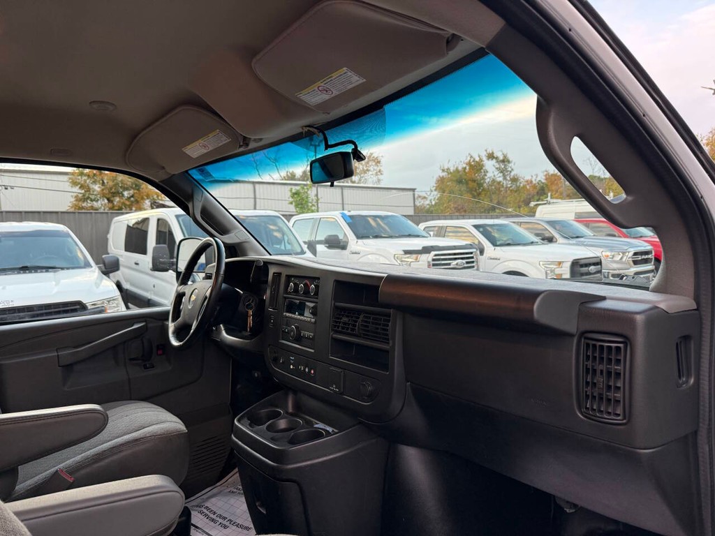 Chevrolet Express Cargo Van Vehicle Full-screen Gallery Image 09