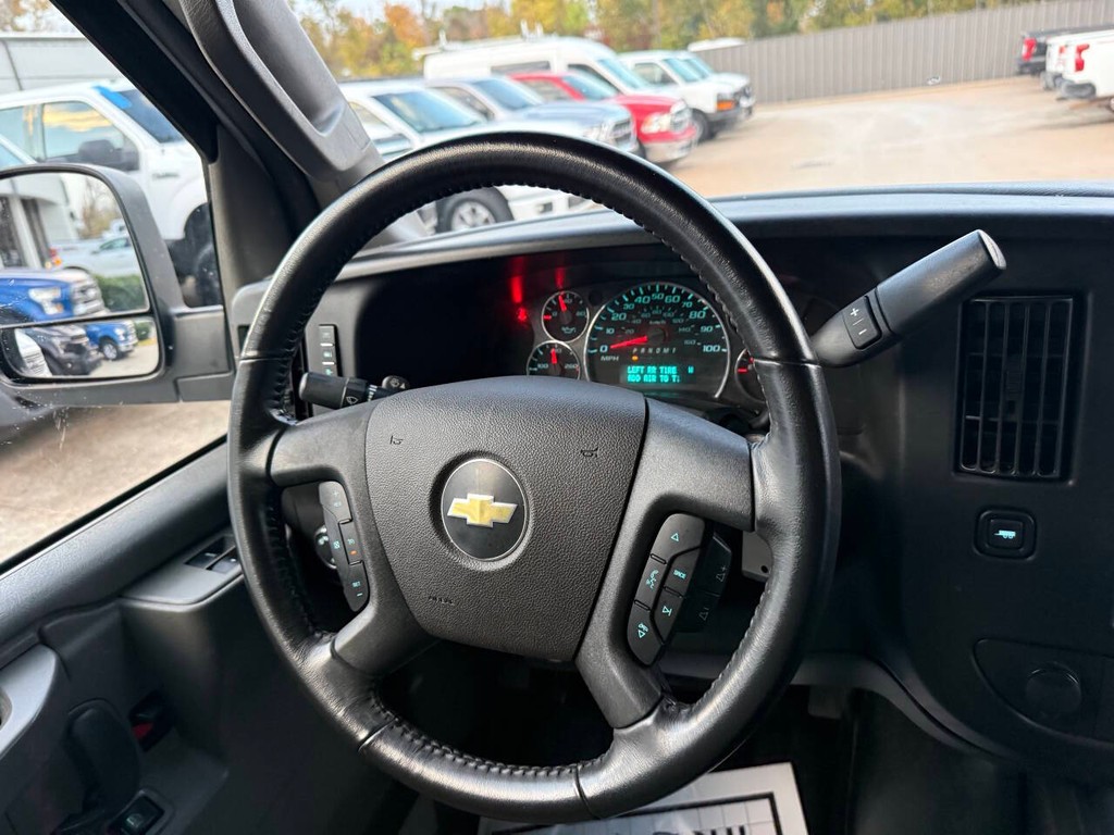 Chevrolet Express Cargo Van Vehicle Full-screen Gallery Image 15