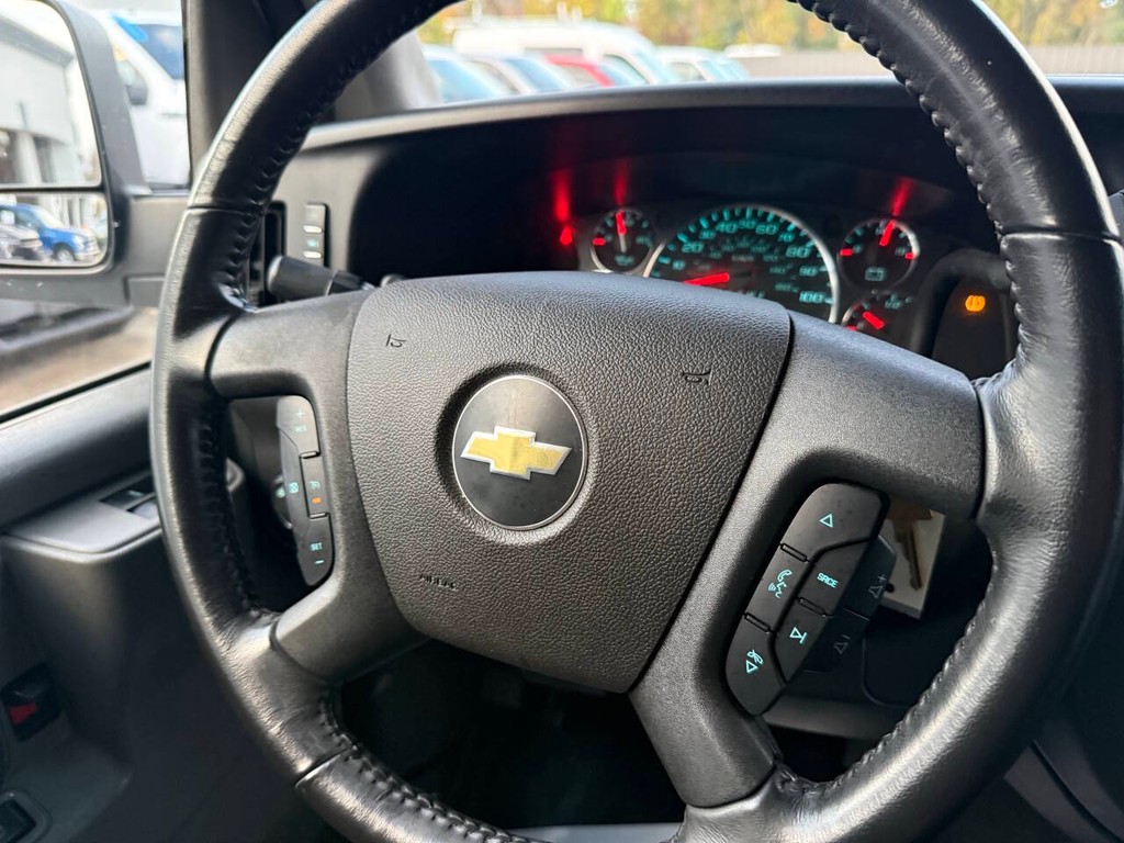 Chevrolet Express Cargo Van Vehicle Full-screen Gallery Image 16