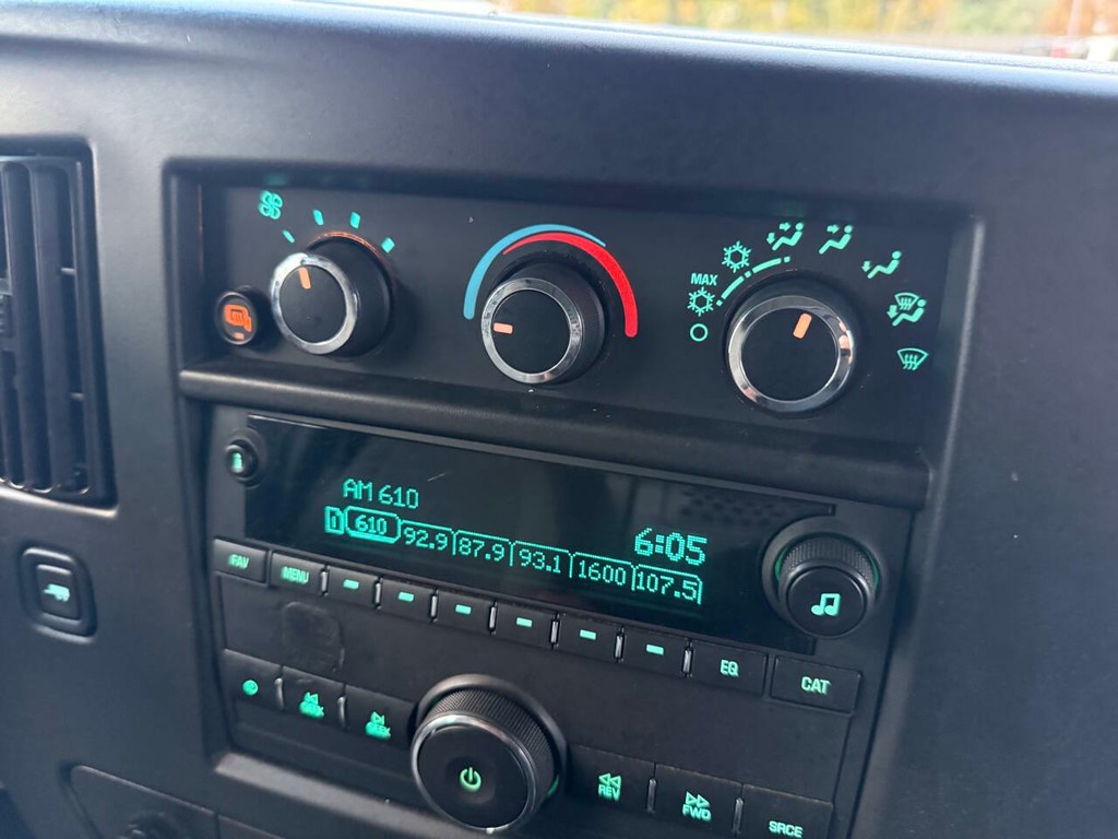 Chevrolet Express Cargo Van Vehicle Full-screen Gallery Image 18