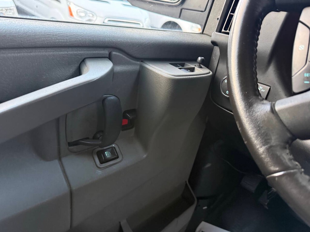 Chevrolet Express Cargo Van Vehicle Full-screen Gallery Image 22