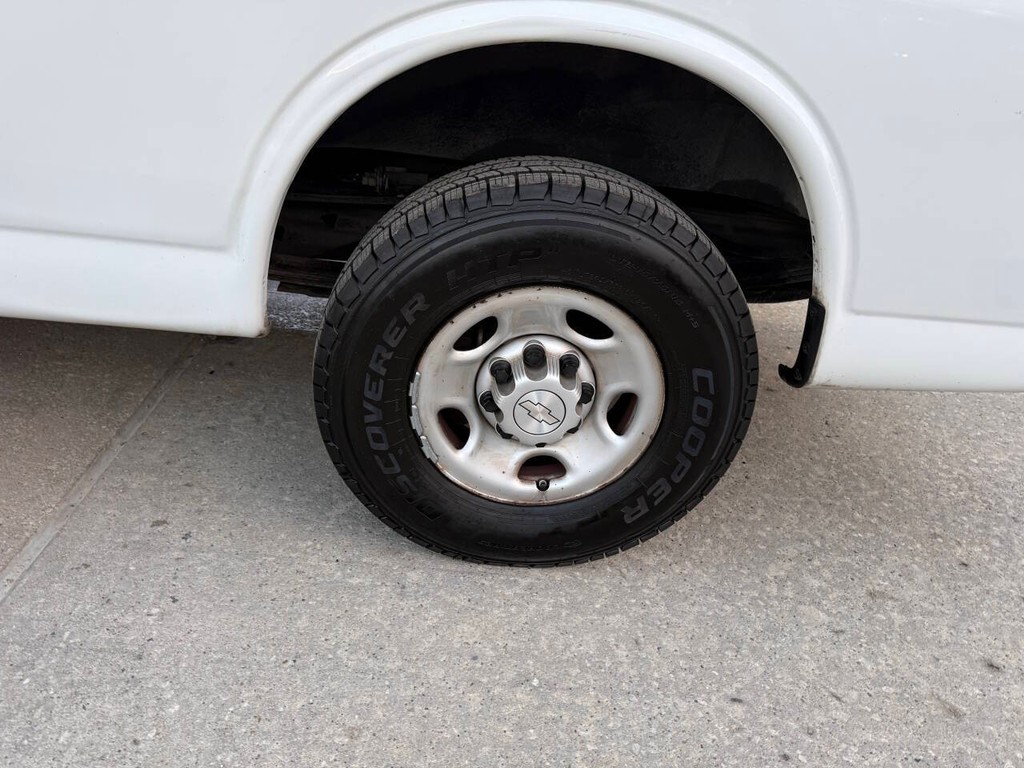 Chevrolet Express Cargo Van Vehicle Full-screen Gallery Image 26