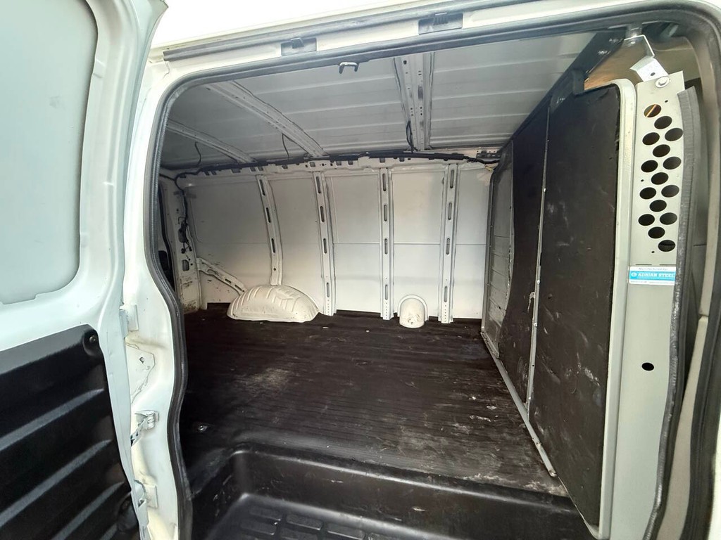 Chevrolet Express Cargo Van Vehicle Full-screen Gallery Image 27
