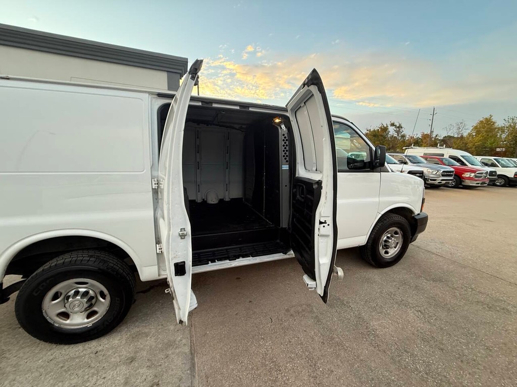 Chevrolet Express Cargo Van Vehicle Full-screen Gallery Image 29