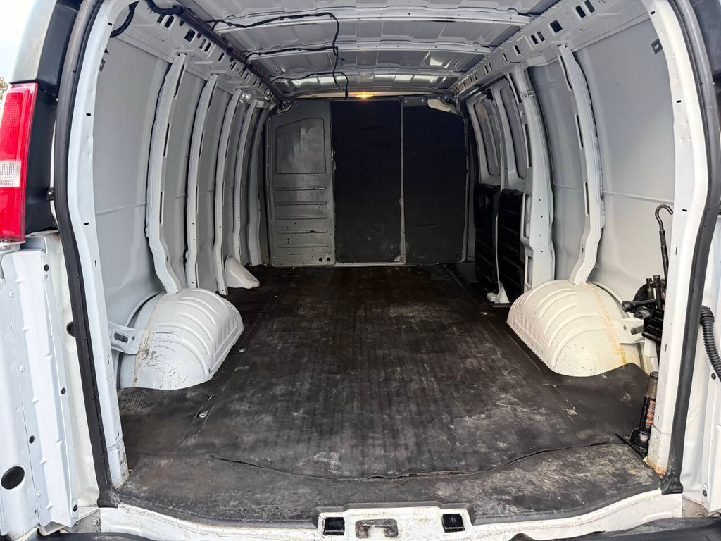 Chevrolet Express Cargo Van Vehicle Full-screen Gallery Image 30